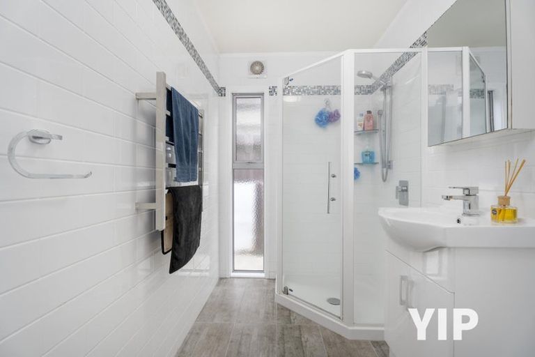 Photo of property in 8 Gow Street, Newlands, Wellington, 6037