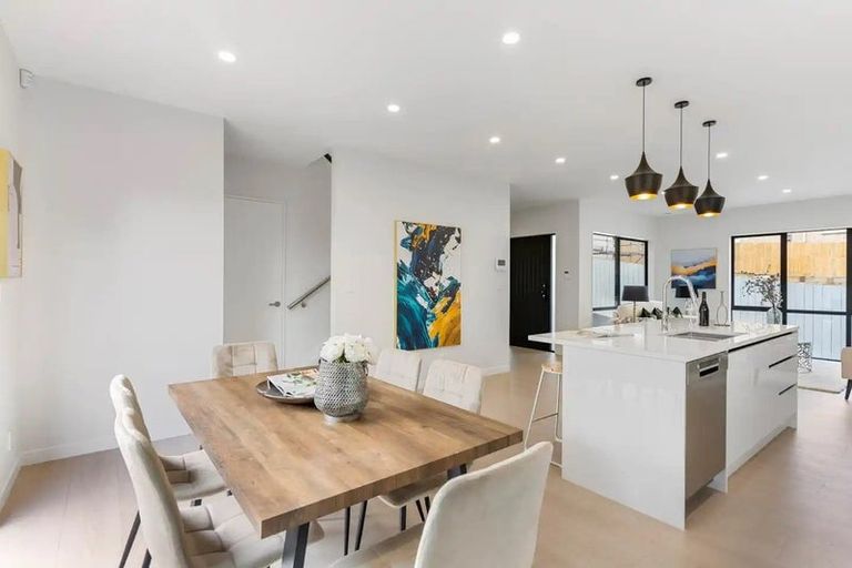 Photo of property in 17 Kathleen Street, Totara Vale, Auckland, 0627