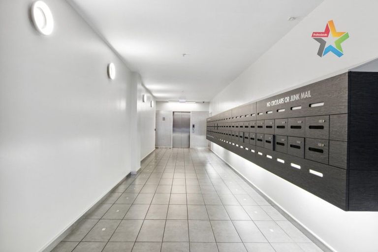 Photo of property in City Lodge Apartments, 401/115 Vivian Street, Te Aro, Wellington, 6011