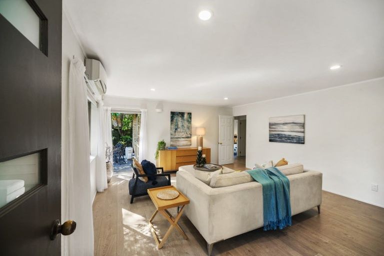 Photo of property in 3 Marbella Drive, Massey, Auckland, 0614