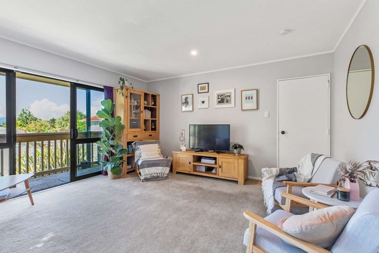 Photo of property in 6 Nielsen Place, Massey, Auckland, 0614