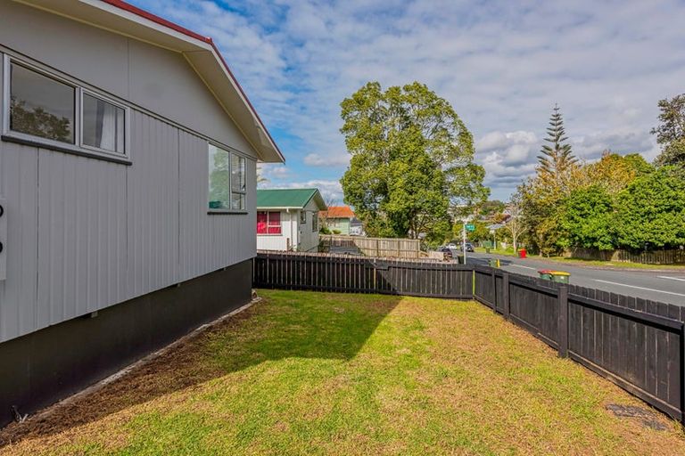 Photo of property in 1/26 Kemp Road, Massey, Auckland, 0614
