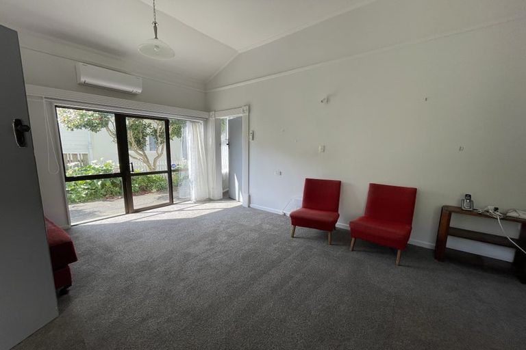 Photo of property in 1/72 Derwent Street, Island Bay, Wellington, 6023
