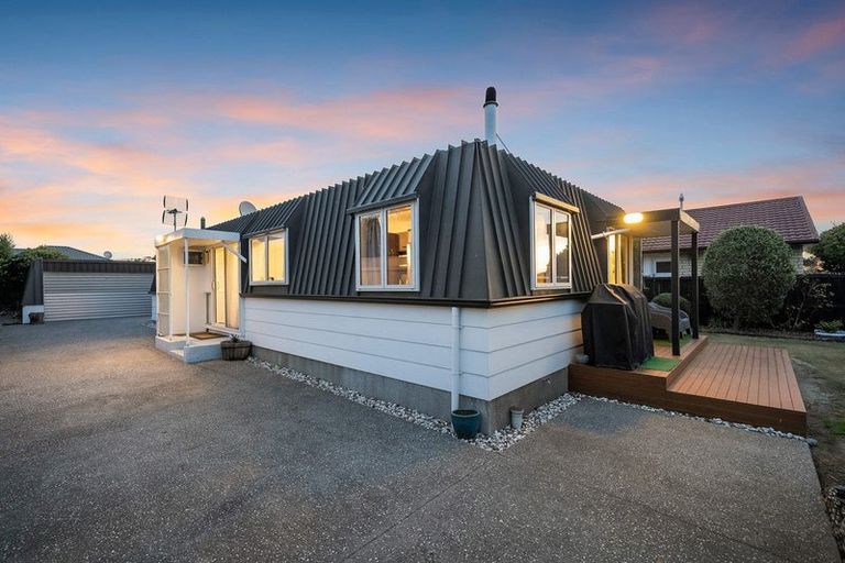 Photo of property in 5 Queenspark Drive, Parklands, Christchurch, 8083