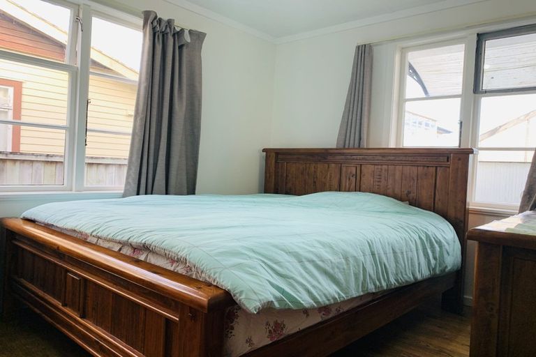 Photo of property in 3154 Great North Road, New Lynn, Auckland, 0600