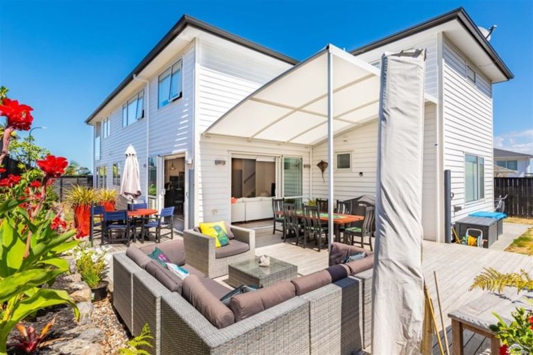 Photo of property in 15 Tawa Place, Orewa, 0931