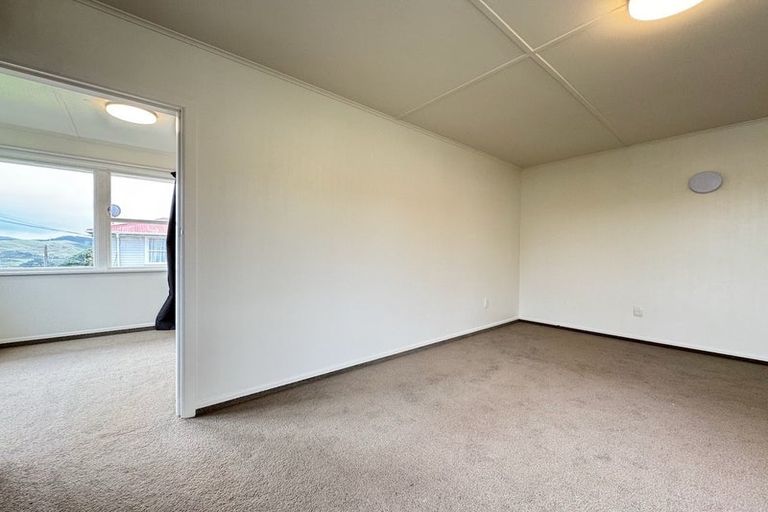 Photo of property in 19 Catherine Crescent, Paparangi, Wellington, 6037