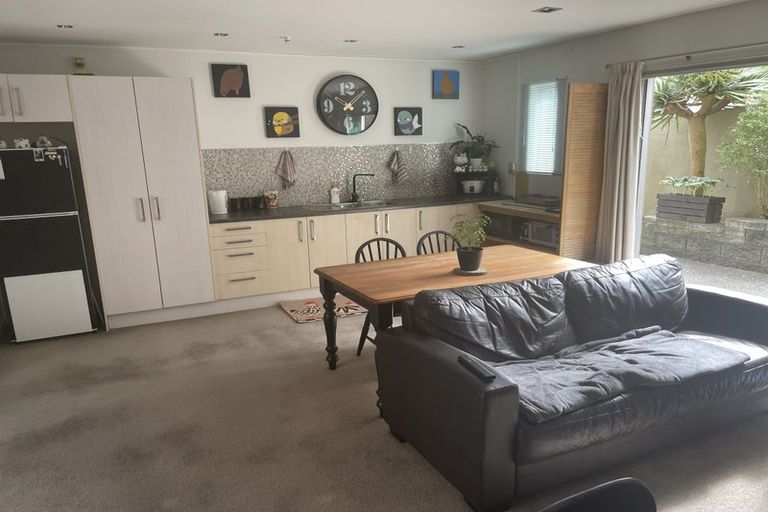 Photo of property in 17 Mansion Court, West Harbour, Auckland, 0618