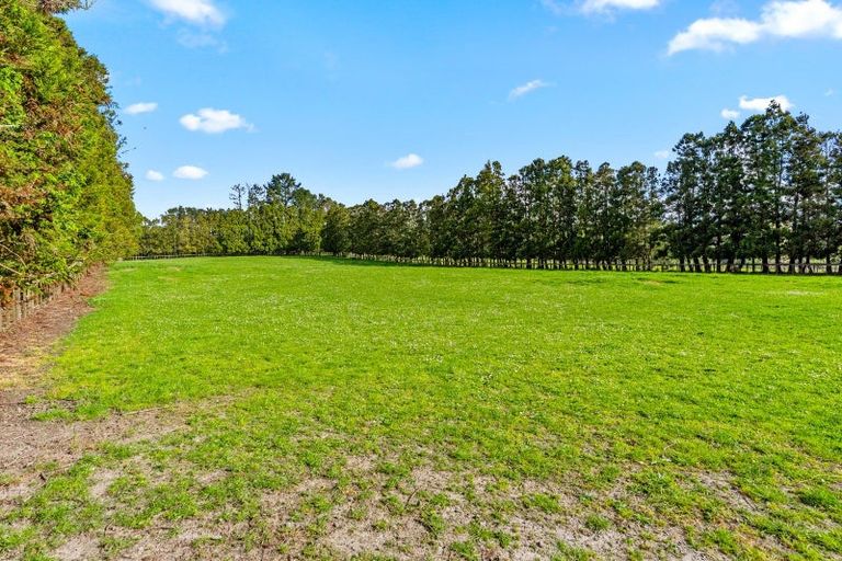 Photo of property in 744 Waitakere Road, Kumeu, 0891