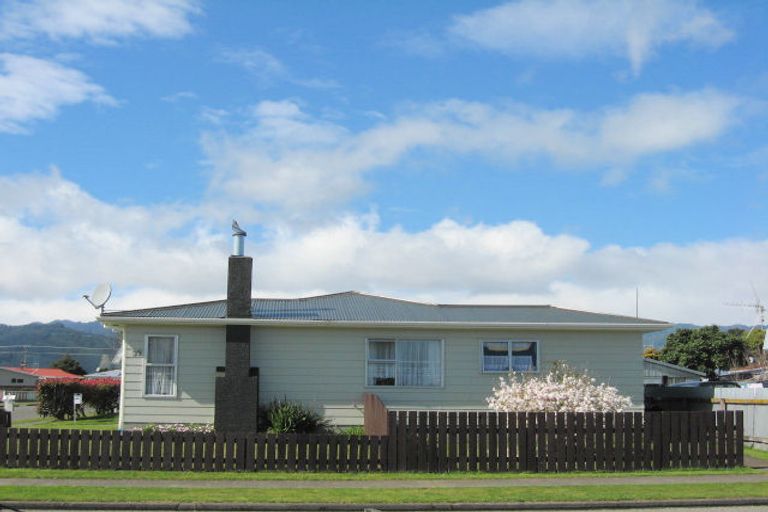 Photo of property in 39-39a Perth Street, Levin, 5510