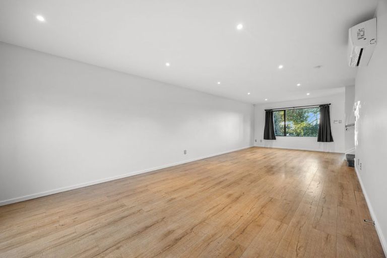 Photo of property in 60 Bordeaux Parade, Te Atatu South, Auckland, 0610