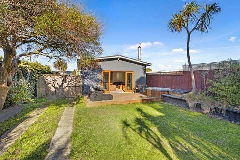 Photo of property in 22 Pacific Road, North New Brighton, Christchurch, 8083