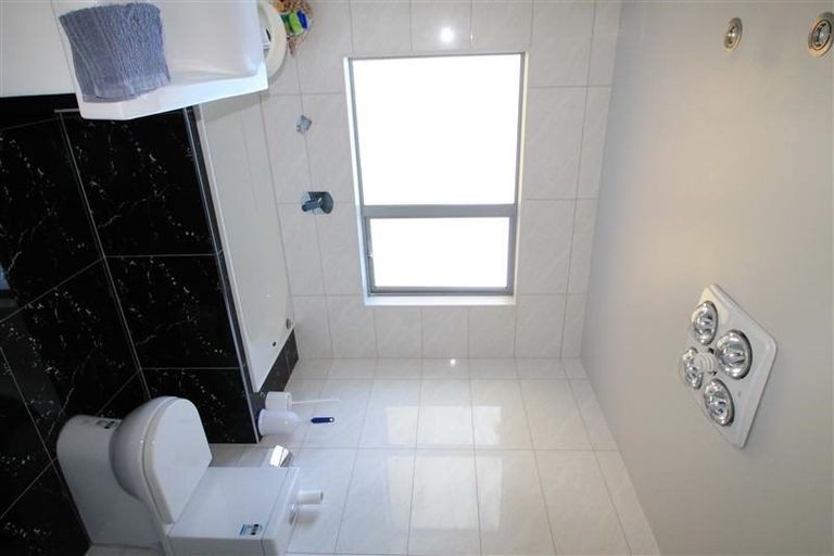 Photo of property in 36 Taipari Road, Te Atatu Peninsula, Auckland, 0610