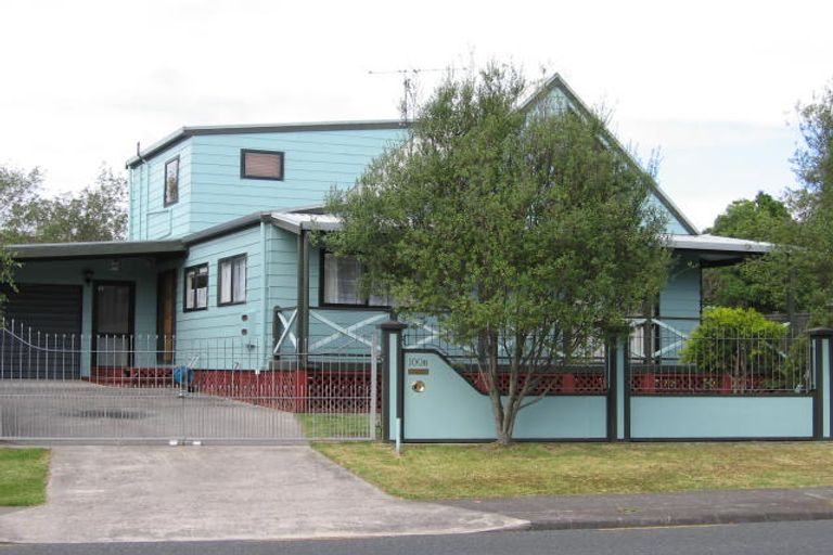 Photo of property in 100 Godley Road, Green Bay, Auckland, 0604