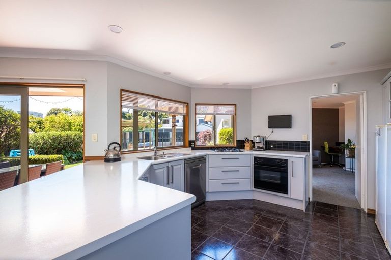 Photo of property in 11 Shelter Grove, Frankleigh Park, New Plymouth, 4310