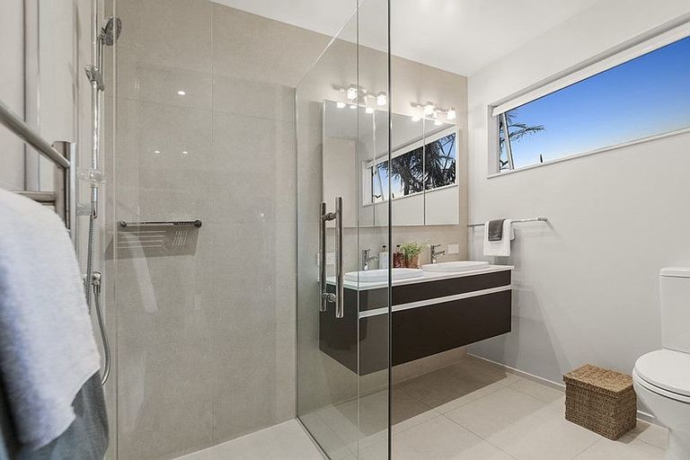 Photo of property in 2a Rushden Terrace, Red Beach, 0932