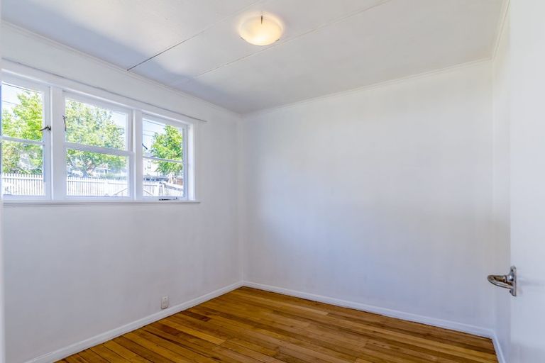 Photo of property in 18 Humphrey Kemp Avenue, Henderson, Auckland, 0612