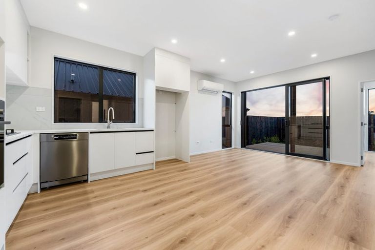 Photo of property in 16 Kotiu Place, Massey, Auckland, 0614