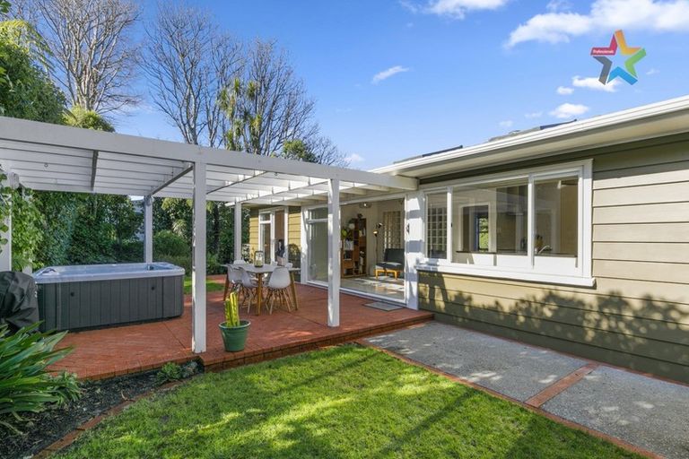Photo of property in 14 Pomare Road, Tirohanga, Lower Hutt, 5010