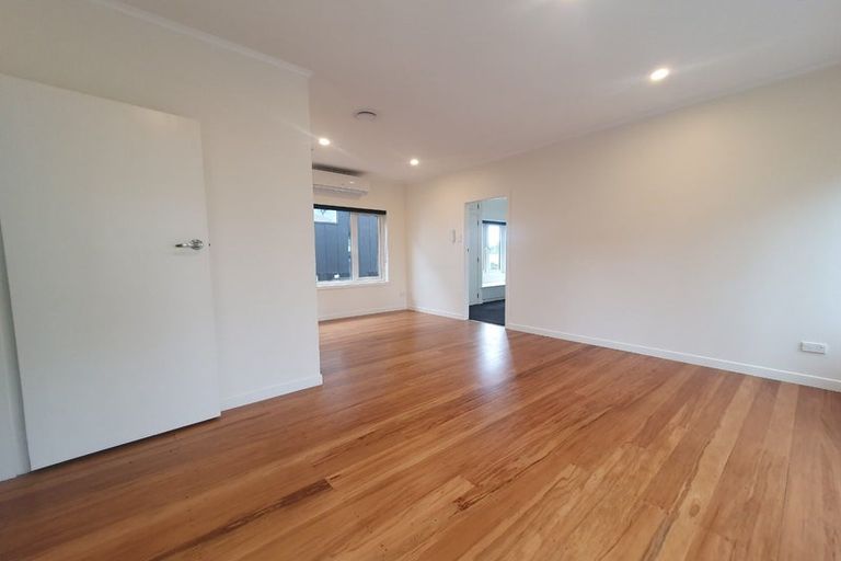 Photo of property in 3240a Great North Road, New Lynn, Auckland, 0600