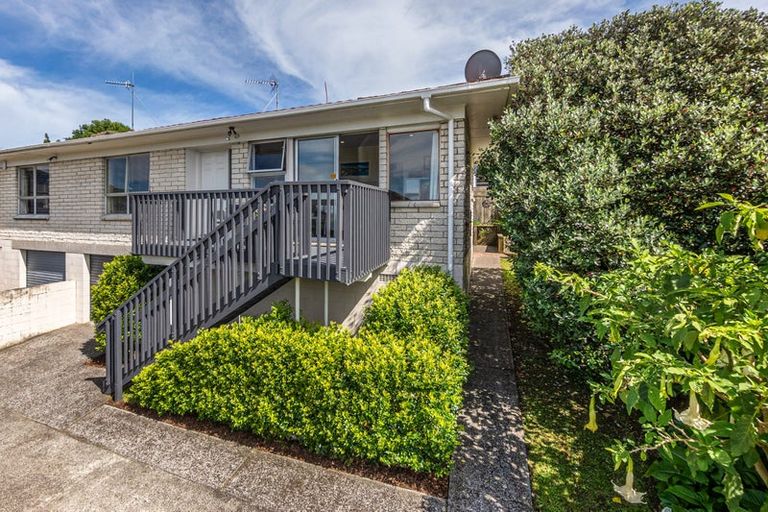 Photo of property in 2/12 Girrahween Drive, Totara Vale, Auckland, 0629