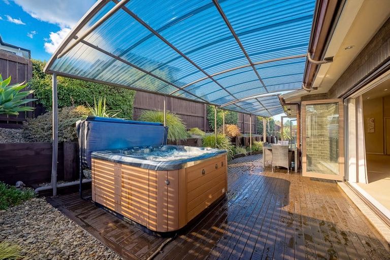 Photo of property in 77 San Marino Drive West, Henderson, Auckland, 0612