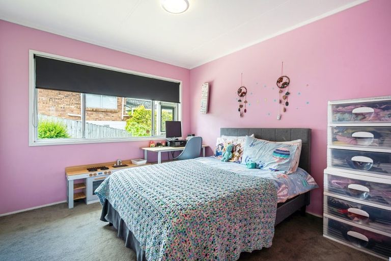 Photo of property in 52 Ayton Drive, Totara Vale, Auckland, 0629