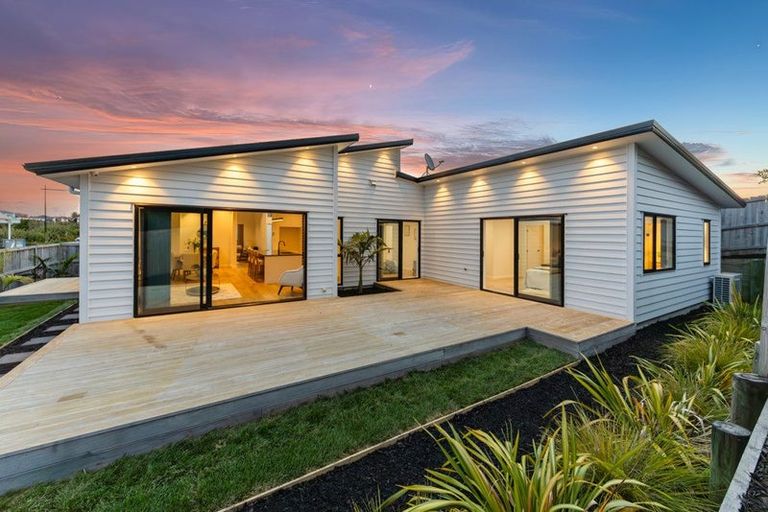 Photo of property in 40 Taikura Avenue, Red Beach, 0932