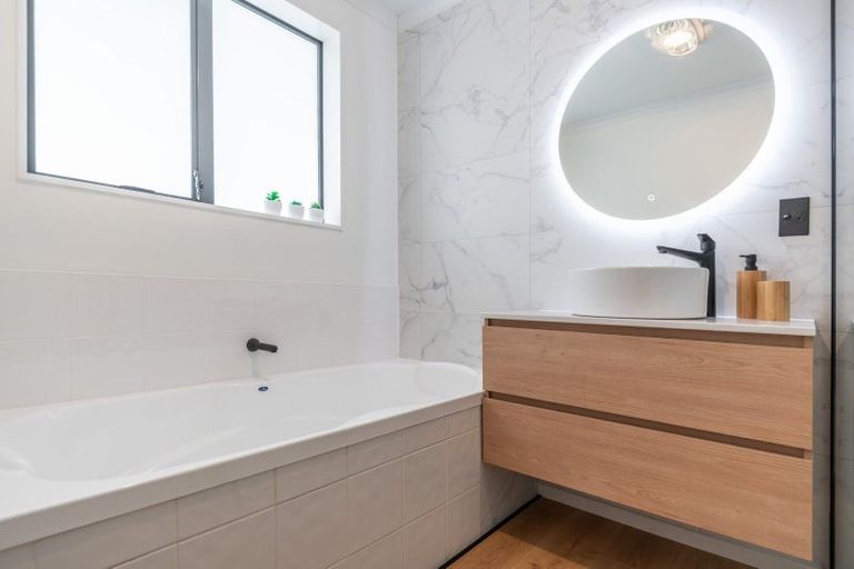 Photo of property in 1/10 Abergeldie Way, Cambridge, 3434
