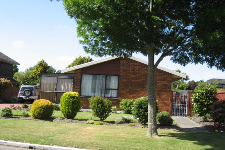 Photo of property in 12 Harkness Place, Avonhead, Christchurch, 8042