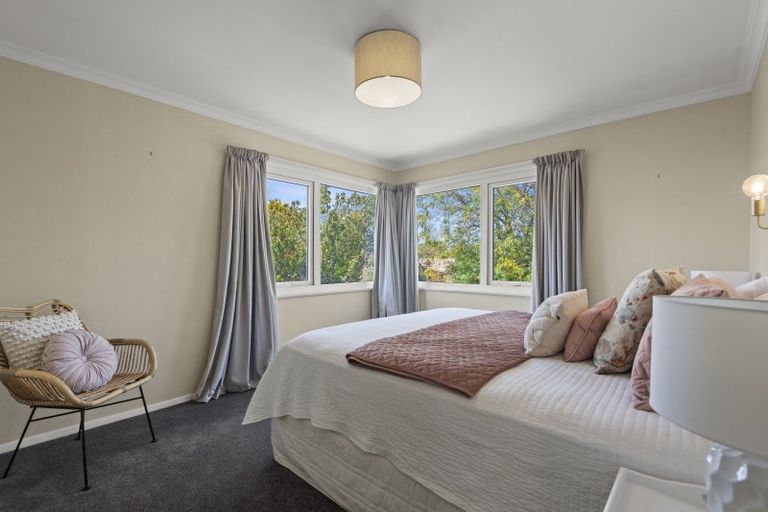 Photo of property in 1 Athlone Place, Hokowhitu, Palmerston North, 4410