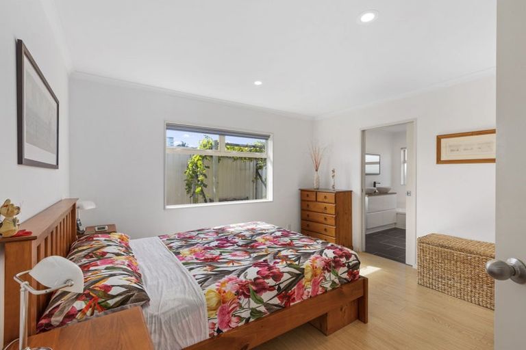 Photo of property in 20 Francis Skinner Place, Orewa, 0931