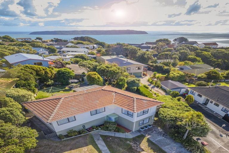 Photo of property in 5 Tikati View, Titahi Bay, Porirua, 5022