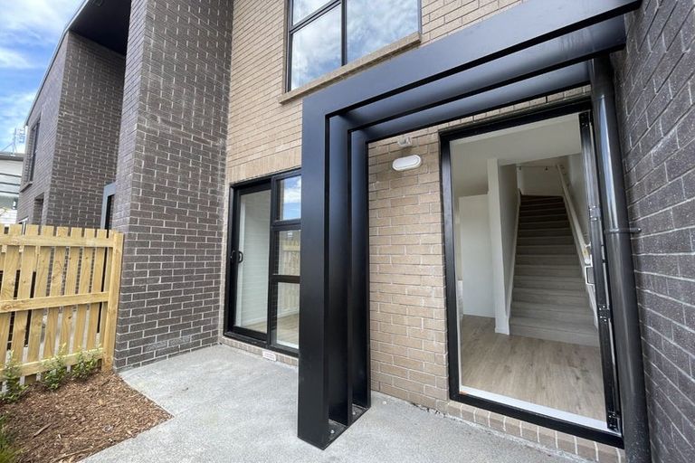 Photo of property in 8 Rauemi Way, Te Atatu South, Auckland, 0610