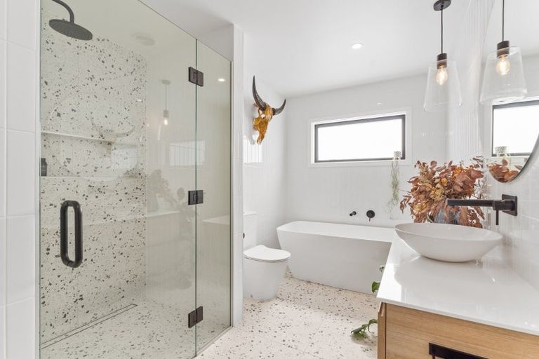 Photo of property in 10 Karearea Avenue, Waikanae, 5036