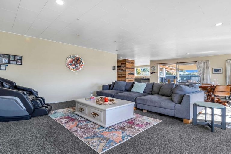 Photo of property in 37 Kawaha Point Road, Fairy Springs, Rotorua, 3015