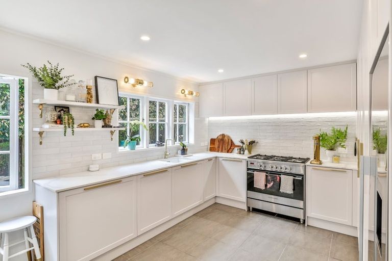 Photo of property in 119 Daffodil Street, Titirangi, Auckland, 0604