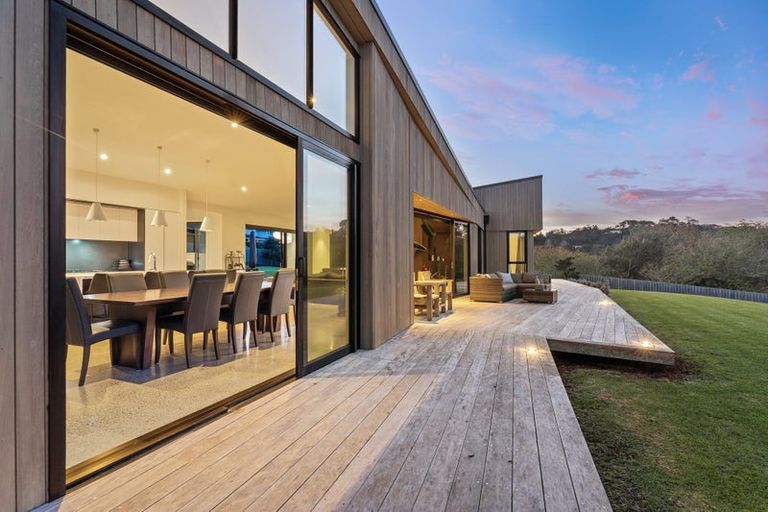 Photo of property in 7 Laguna Place, Matakatia, Whangaparaoa, 0930