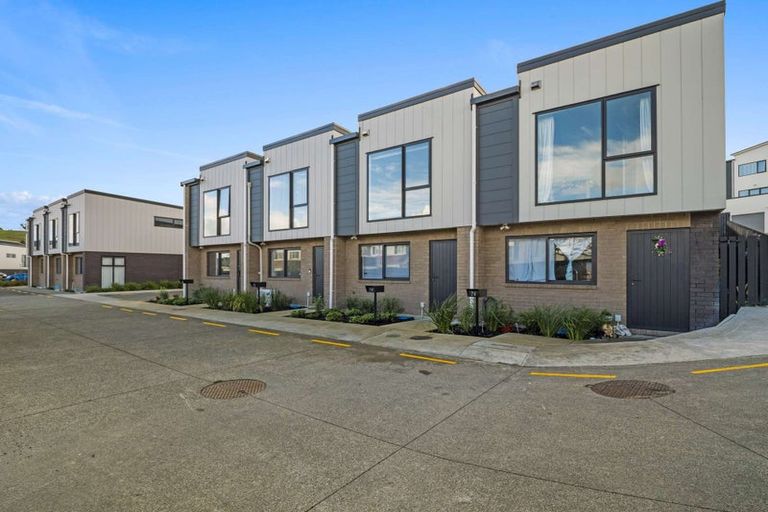 Photo of property in 2 Mikoikoi Crescent, Mangere Bridge, Auckland, 2022