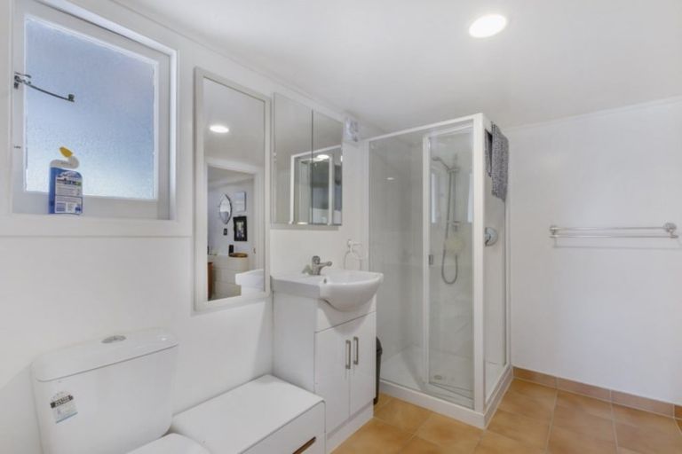 Photo of property in 18 George Herring Place, Glen Eden, Auckland, 0602