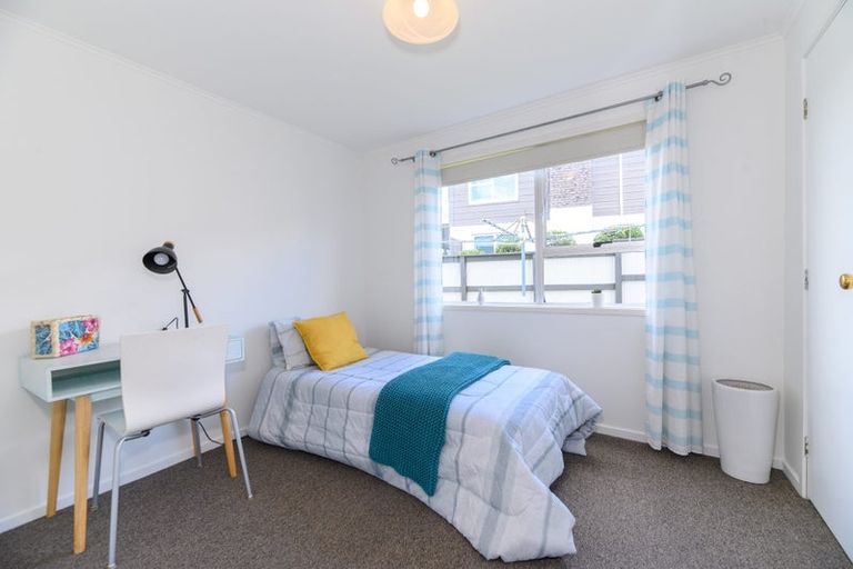 Photo of property in 33 Dawnhaven Drive, Te Atatu Peninsula, Auckland, 0610