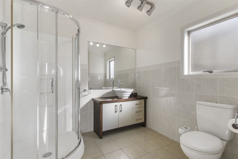 Photo of property in 40 Spoonbill Place, Unsworth Heights, Auckland, 0632