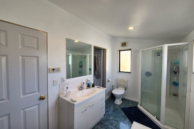 Photo of property in 82a Stewart Drive, Newlands, Wellington, 6037