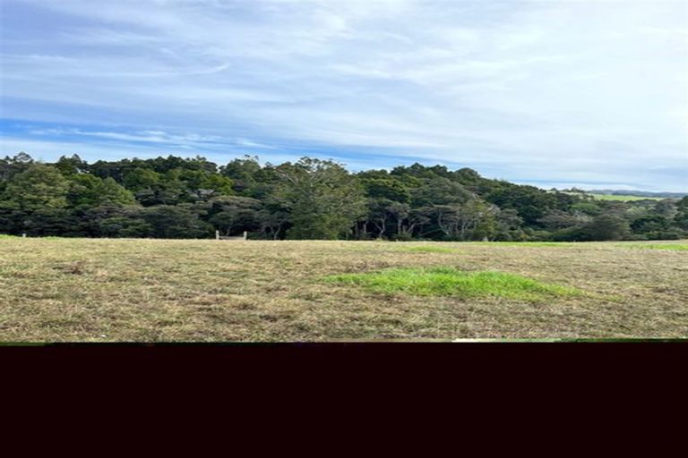 Photo of property in 2 May Avenue, Te Atatu South, Auckland, 0610