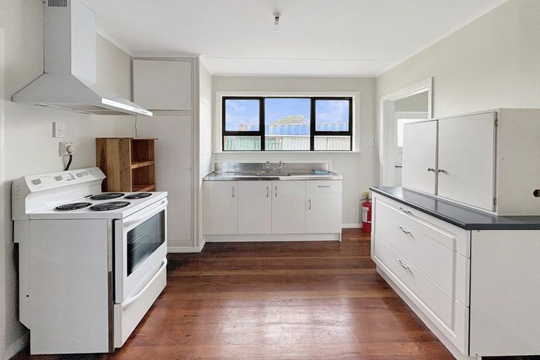 Photo of property in 14 Egmont Street, Castlecliff, Whanganui, 4501