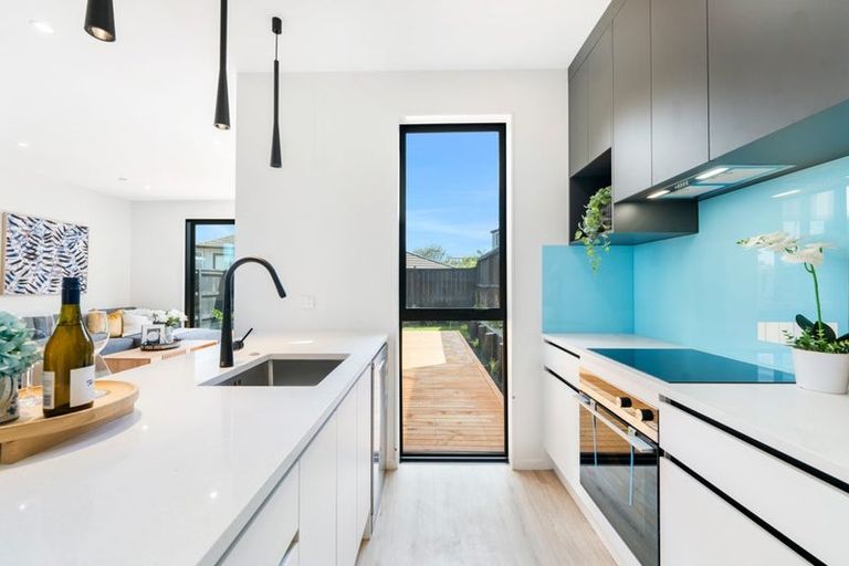 Photo of property in 8/90 Picasso Drive, West Harbour, Auckland, 0618