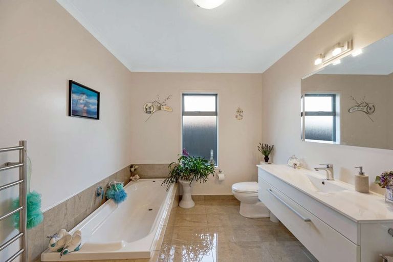 Photo of property in 76 Orotu Drive, Poraiti, Napier, 4112