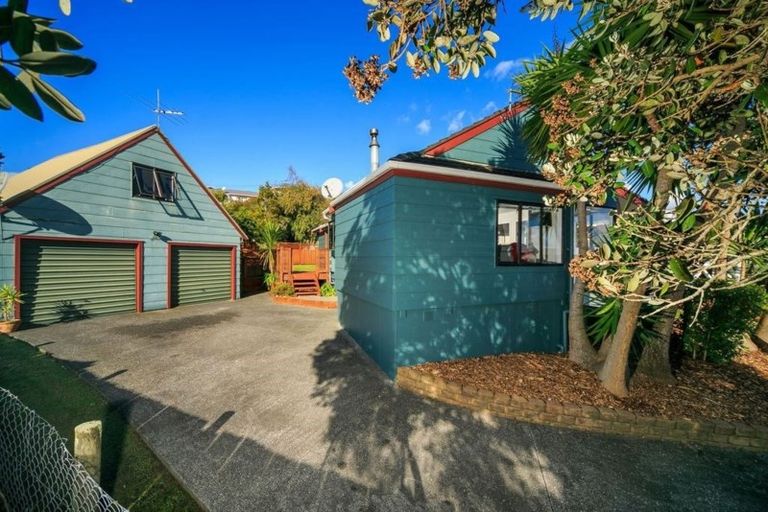 Photo of property in 12 Sunward Rise, Glenfield, Auckland, 0629