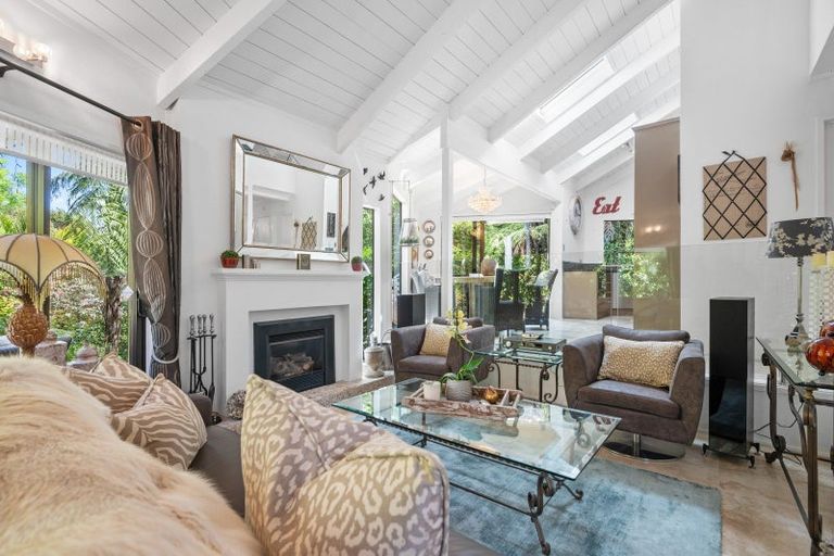 Photo of property in 19 Atarua Gardens, Waiatarua, Auckland, 0604