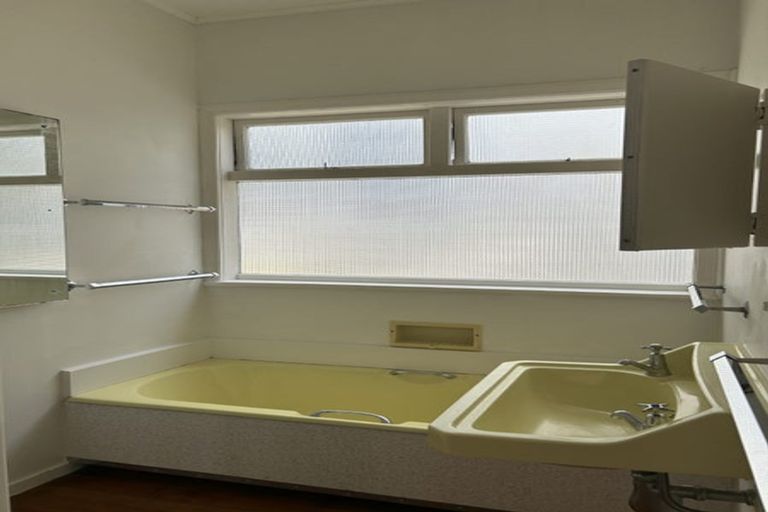 Photo of property in 5 Westland Road, Mount Cook, Wellington, 6021